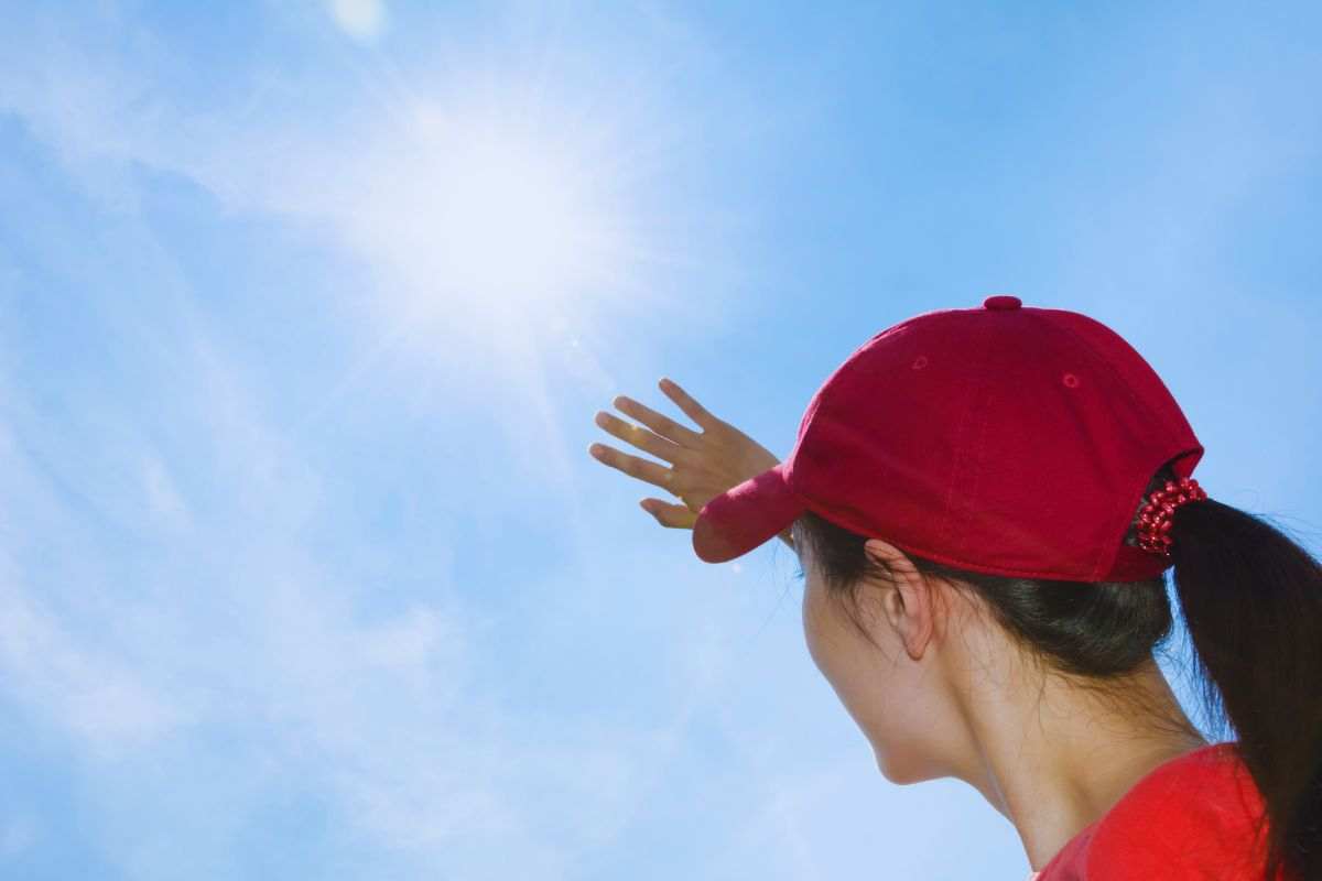 Donna che si protegge dalla luce intensa del sole