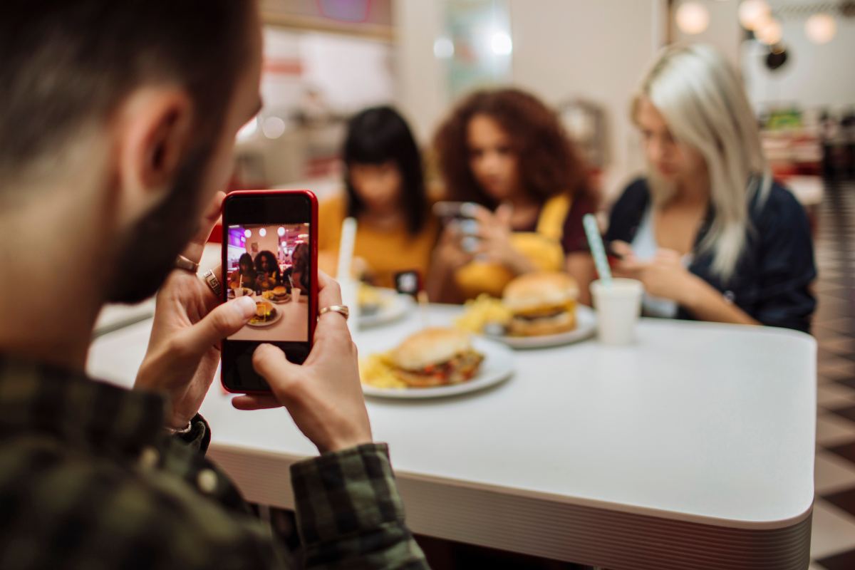 Quel tuo amico che posta ogni giorno ma non è un influencer? Non lo fa a caso: parlano gli psicologi