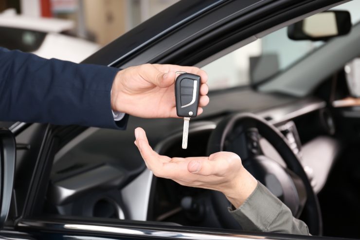 uomo consegna chiavi auto ad altro uomo
