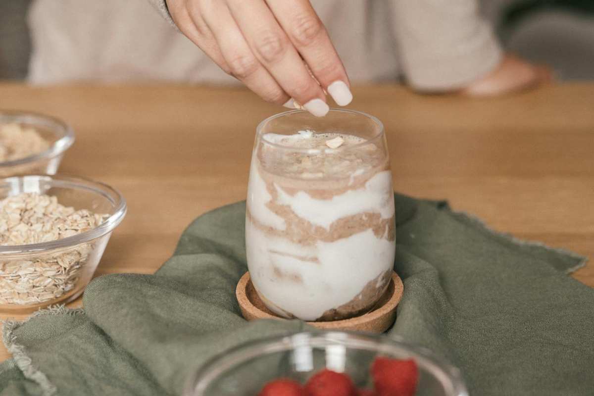 Latte di avena in un bicchiere
