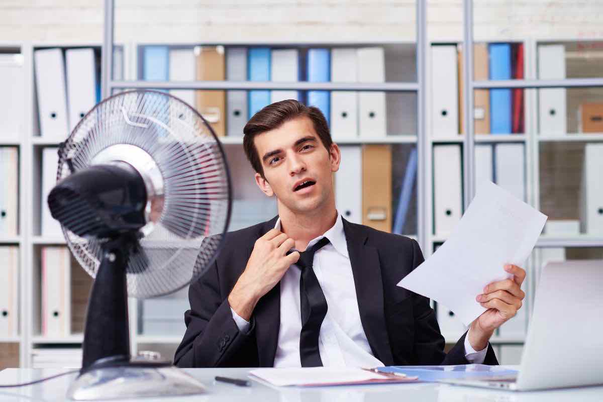 Uomo in giacca e cravatta in ufficio