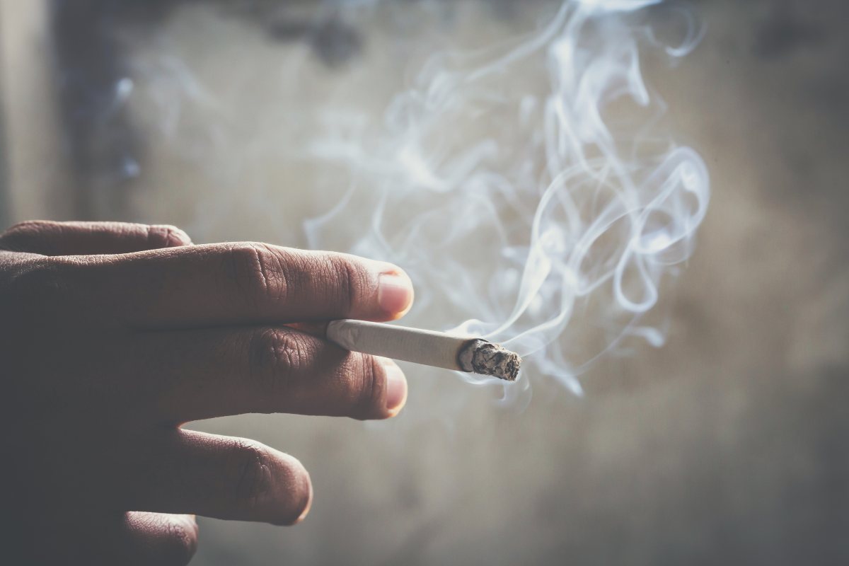 Fumo passivo, può diventare un reato: cosa dice la legge