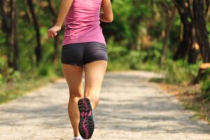 Donna che corre al parco
