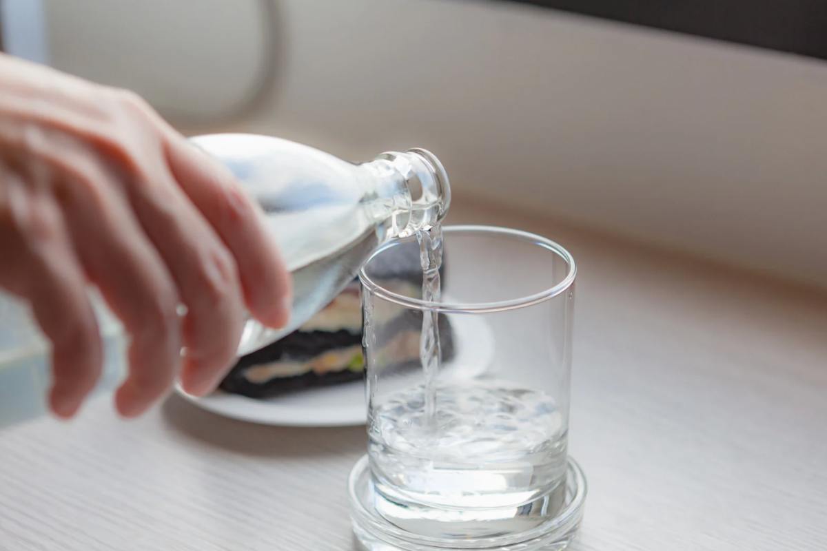 Versare acqua in un bicchiere