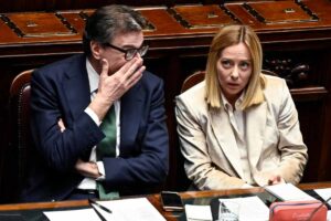 il premier giorgia meloni seduta accanto al ministro dell'economia giancarlo giorgetti