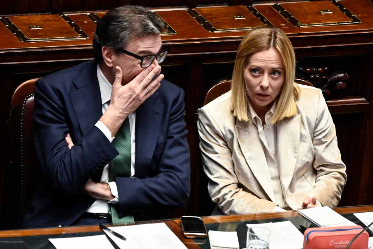 il premier giorgia meloni seduta accanto al ministro dell'economia giancarlo giorgetti