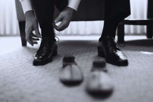 uomo mette scarpe