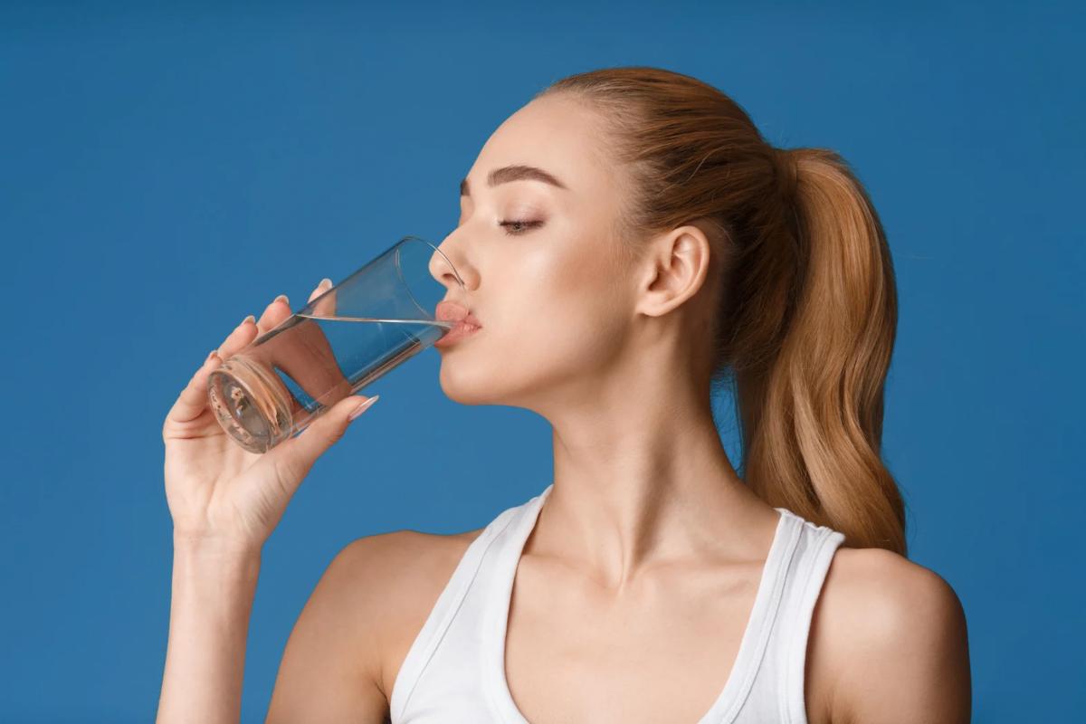 Acqua ghiacciata, se la bevi troppo in fretta rischi grosso: ecco come correre ai ripari